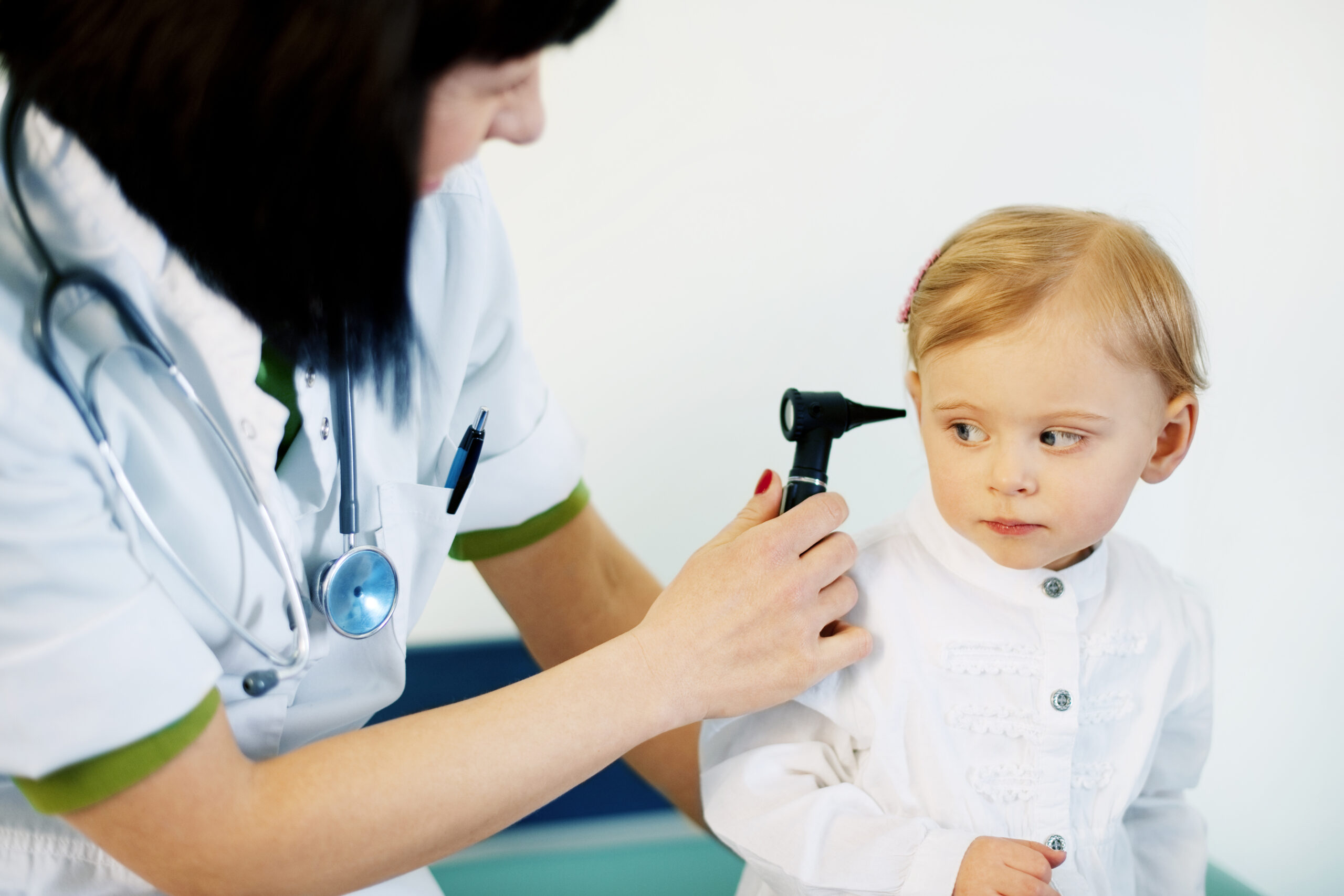 Criança com otite infantil sendo examinada por pediatra – Evolvere Neurodesenvolvimento